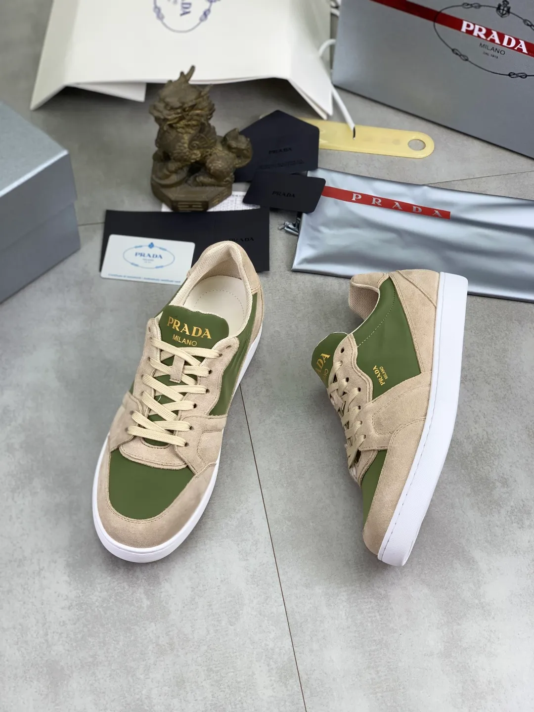 Men's shoes 💰P560💰[New model] The top version is available on the official website, 🆘 The trendy brand (Prada) mainly promotes the popular model, avant-garde and versatile fashionable men's shoes, private version mold opening, cowhide surface splicing 1:1.. Stylish and simple, original imported cowhide lining cowhide feet; the atmosphere and personality are more fashionable, eye-catching and pursuing class. It will subvert the old idea and be a must-have for fashionistas with you! Must keep it for yourself! Tall and comfortable, large and low, high-end quality workmanship. Official website’s new high-end outsole. Size: 38-45. Multiple colors available.